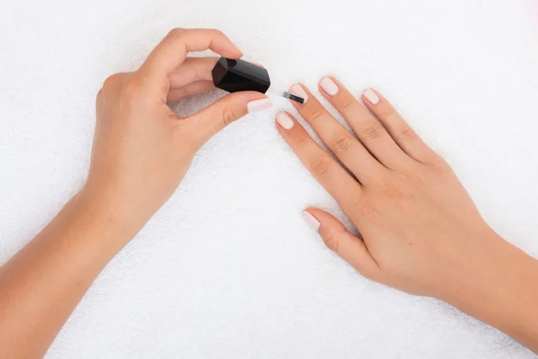 Pose de vernis en manucure